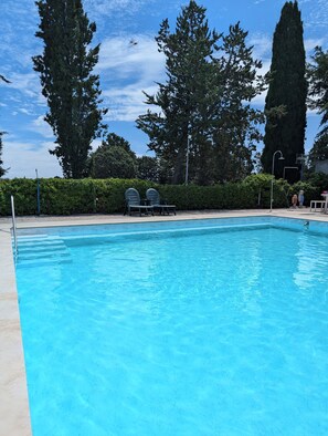 Una piscina al aire libre