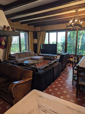 Smart TV, fireplace, table football, ping pong