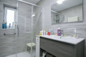 Shower, free toiletries, towels, soap