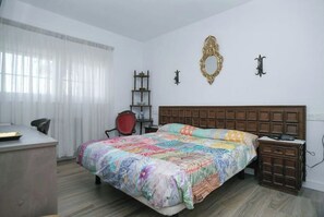 5 bedrooms, desk, travel cot, free WiFi