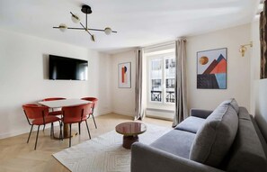 TV, offices - A Nice 1-BR/ 1BA in Saint-Lazare (Paris)