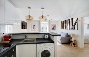 Fridge, oven, stovetop, coffee/tea maker - A Nice 1-BR/ 1BA in Saint-Lazare (Paris)