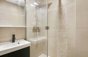 Douche, sèche-cheveux