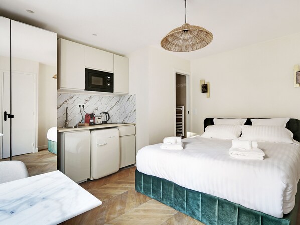Bügeleisen/Bügelbrett, Reisekinderbett, WLAN, Bettwäsche