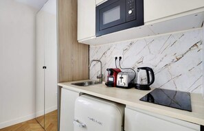 Réfrigérateur, micro-ondes, plaque de cuisson, cafetière/bouilloire