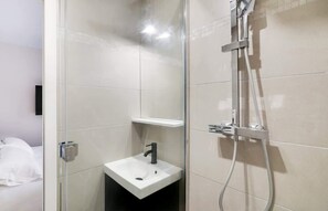 Shower, hair dryer - A Cosy studio in Saint-Lazare (Paris)