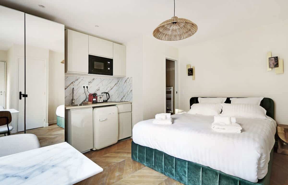 Fer et planche à repasser, lit parapluie, Wi-Fi, draps fournis