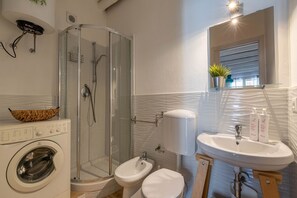 Shower, hair dryer, bidet, towels - Sant'Onofrio Mini Loft by Wonderful Italy (Palermo)