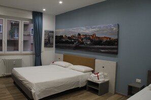 2 habitaciones, caja de seguridad en la habitación y escritorio 