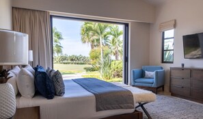 5 chambres, bureau, fer et planche à repasser, lit de bébé portatif