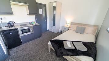 Studio | Cuisine privée | Réfrigérateur, micro-ondes, four, plaque de cuisson