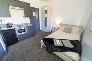 Studio | Cuisine privée | Réfrigérateur, micro-ondes, four, plaque de cuisson