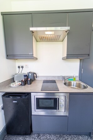 Studio | Private kitchen | Fridge, microwave, oven, stovetop - Spacious 1-bed Studio in Birmingham (Birmingham)