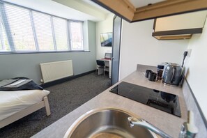 Studio | Private kitchen - Spacious 1-bed Studio in Birmingham (Birmingham)