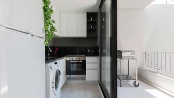 Microondas, cafetera/tetera, tostadora, utensilios de cocina