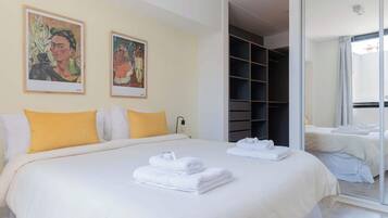 1 habitación, escritorio, tabla de planchar con plancha y wifi