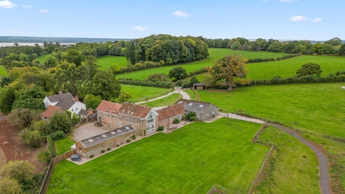 Lodge Barn, Forest of Dean - sleeps 18 guests  in 9 bedrooms