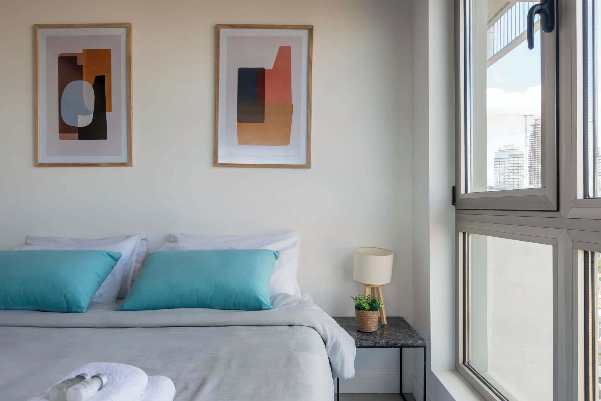 2 habitaciones, escritorio, tabla de planchar con plancha y wifi 