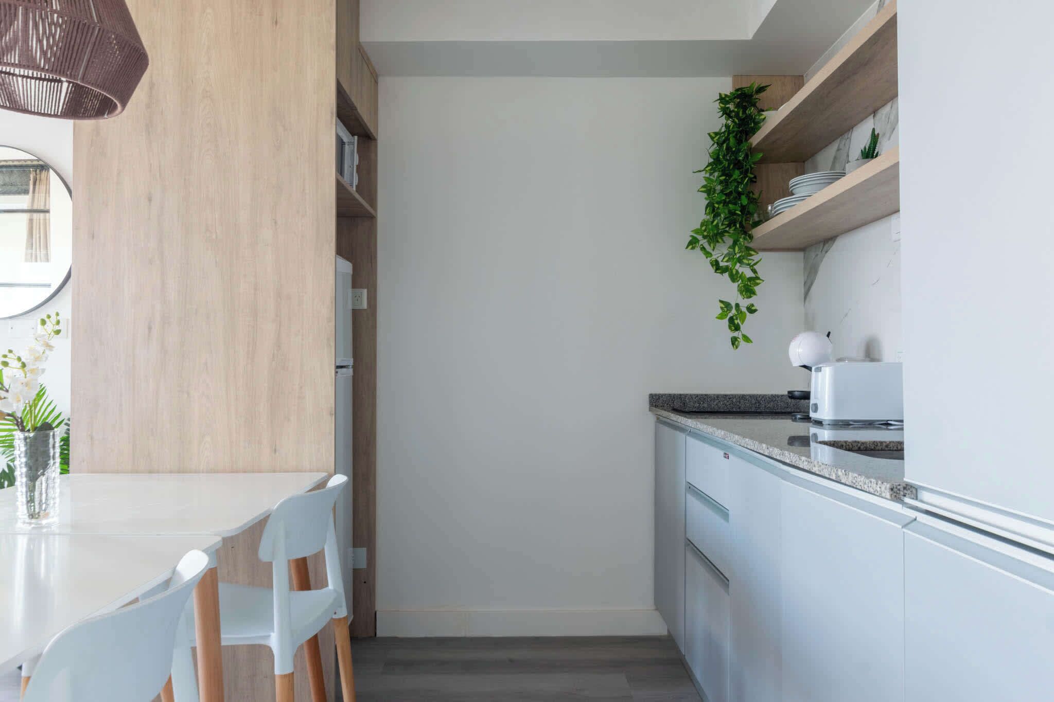 Cafetera y tetera, microondas, tostadora y utensilios de cocina 