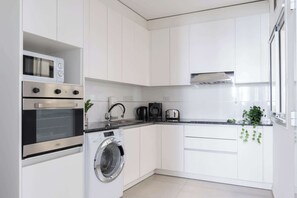 Mikrowelle, Wasserkocher mit Kaffee-/Teezubehör, Toaster