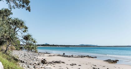 Noosa Pde Apartment - ALOHA - great location and style, walk to beach