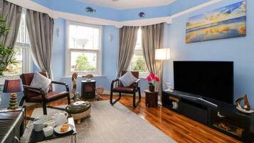 Apartment | Living area | Fireplace