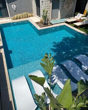 Alberca al aire libre por temporada y camastros