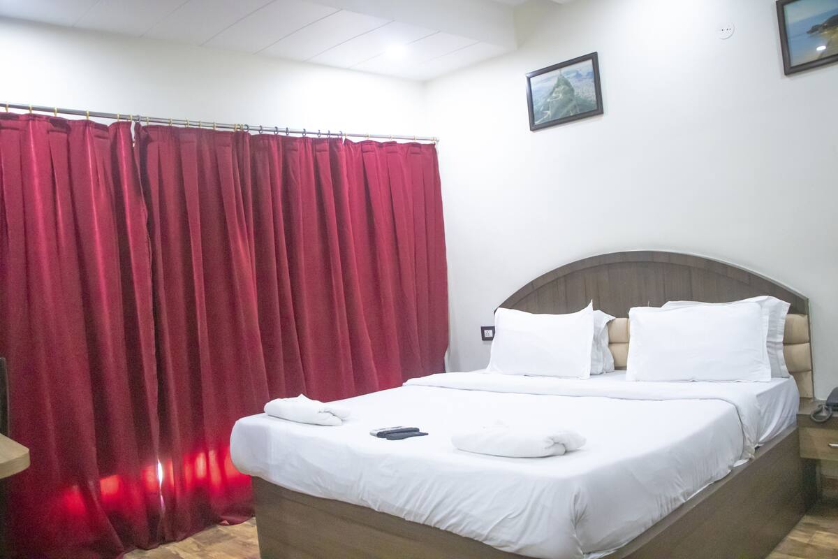 Memory-foam beds, in-room safe, desk, free WiFi
