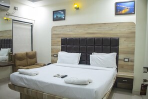 Memory-foam beds, in-room safe, desk, free WiFi