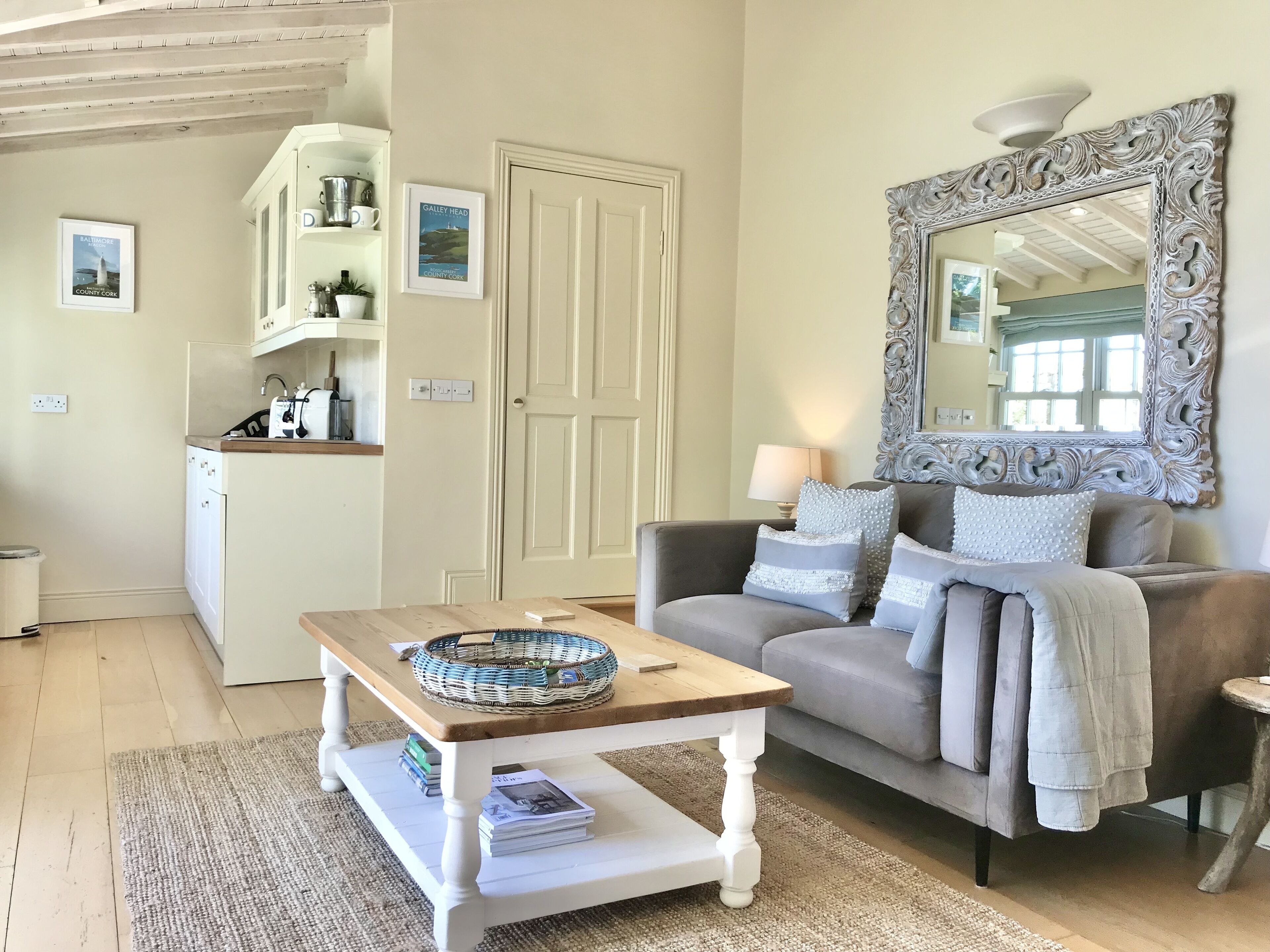 Fernseher, Kamin, Bücher, Musikbibliothek