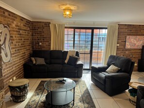 Living area - Secured Parking * BBQ  * Center of town* No Linen (South West Rocks)