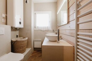 Een douche, zeep, toiletpapier