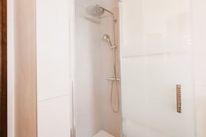 Ducha, jabón, papel higiénico