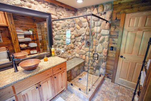Cozy Stone Cottage overlooking Smith Lake