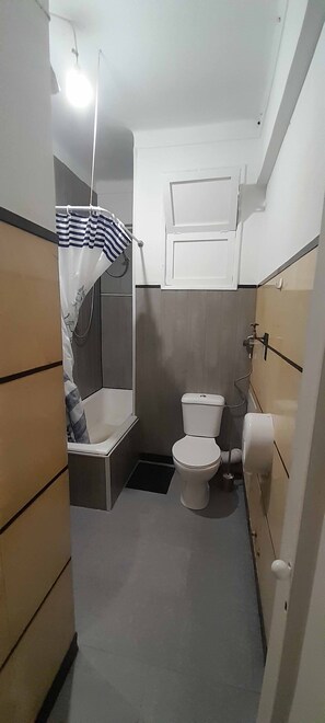 Combined shower/bathtub, free toiletries, hair dryer, towels