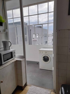 Geladeira, micro-ondas, forno com torradeira
