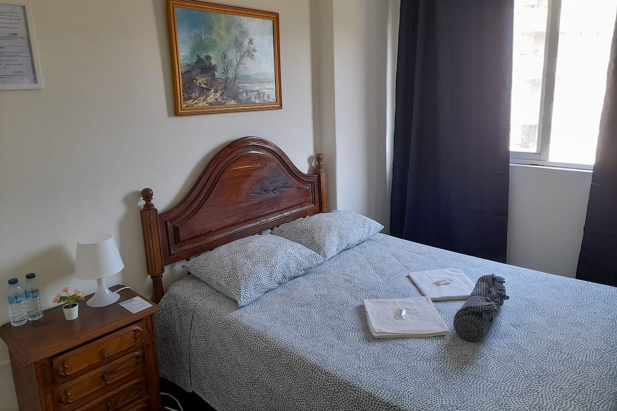 Quarto casal | Wi-Fi de cortesia, roupa de cama