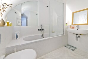 Apartment (1 Bedroom) | Bathroom | Shower, soap, shampoo