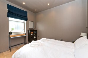 Apartment (1 Bedroom) | 1 bedroom, premium bedding, desk, laptop workspace