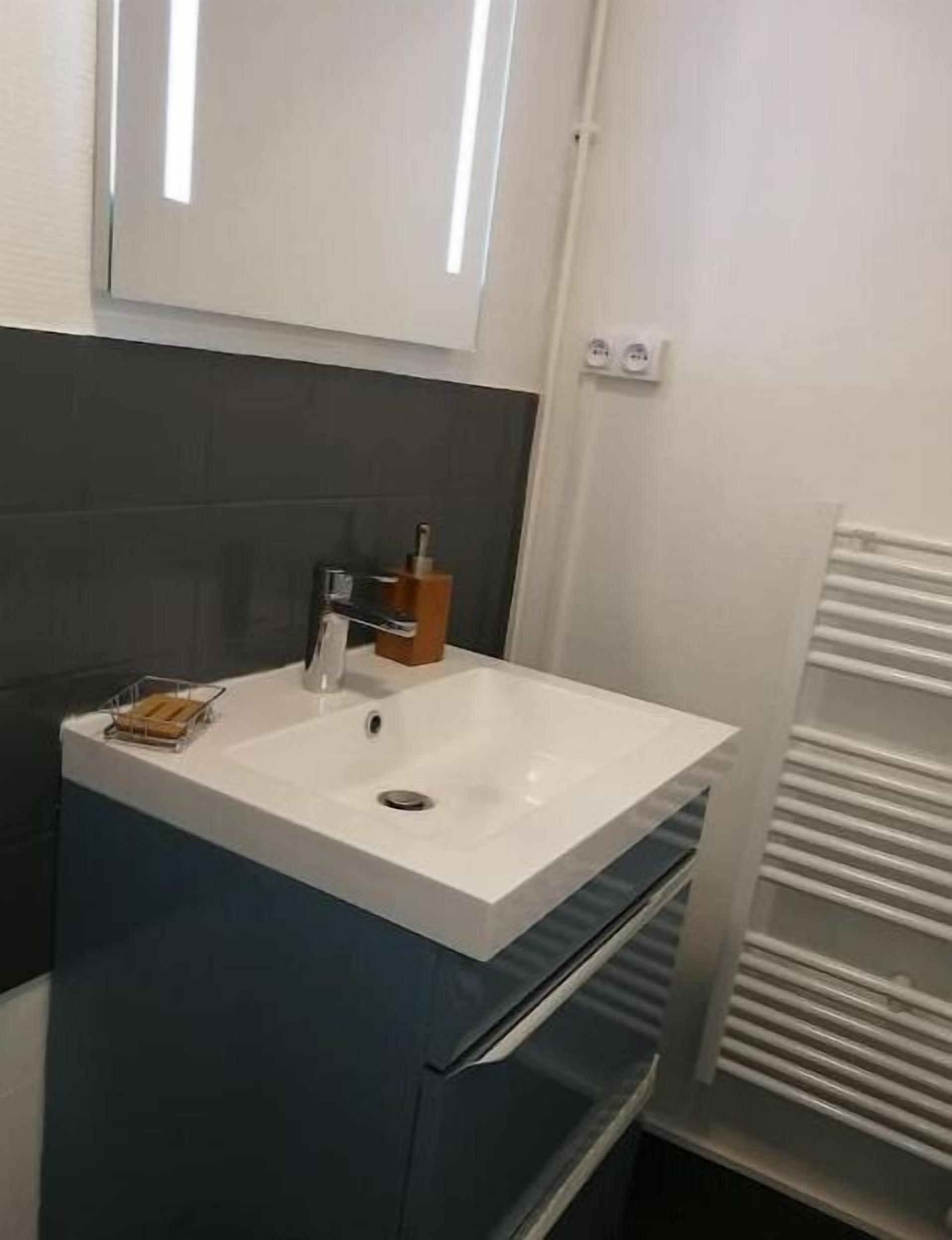 Réfrigérateur, plaque de cuisson, bouilloire électrique