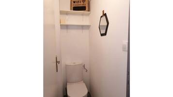 Een douche, gratis toiletartikelen, handdoeken, toiletpapier