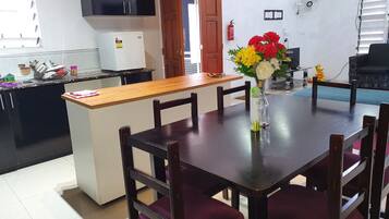 Family Apartment | Ruang tamu | TV