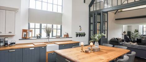 冷蔵庫、食器洗い機、電気ポット、トースター