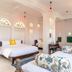 Habitación cuádruple Premium | Escritorio, tabla de planchar con plancha, wifi gratis y ropa de cama