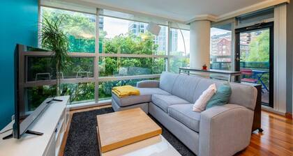 Cozy Treehouse at Burrard (1 Bedroom Condo)