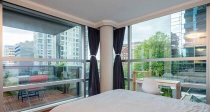 Cozy Treehouse at Burrard (1 Bedroom Condo)