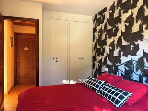 3 makuuhuonetta, silitysrauta/-lauta, vuodevaatteet