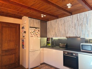 Jääkaappi, mikroaaltouuni, uuni, liesi