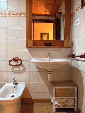 Tina con regadera, secadora de cabello, toallas, papel de baño 