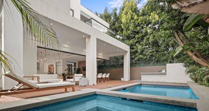 Crescent Heights - Stunning Architectural Home in the Heart of the City!